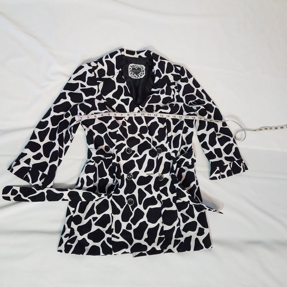 Woman's trench coat with belt - Picture 3 of 7